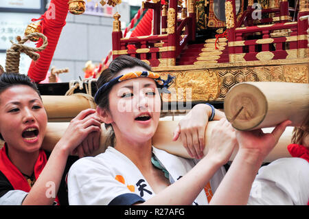 Osaka, Japon - 25 juillet 2012 : soin visage coup de jeune inconnue le culte au temple d'or à Osaka Tenjin Matsuri, festival le plus grand Banque D'Images