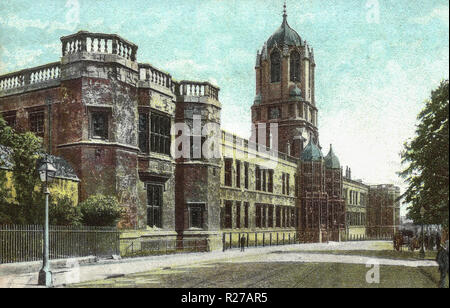 Christ Church, Oxford, Tom Tower. La ville est connue dans le monde entier comme l'accueil de l'Université d'Oxford, la plus ancienne université du monde anglophone.[11] Les bâtiments à Oxford démontrer exemples notables de chaque période d'architecture anglaise depuis la fin de la période saxonne. Oxford est connue comme la "ville des clochers rêveurs", terme inventé par le poète Matthew Arnold. Oxford a une large base économique. Ses industries sont la fabrication du moteur, de l'éducation, de l'édition et un grand nombre des technologies de l'information fondée sur des données scientifiques des entreprises, certains étant des branches. Banque D'Images