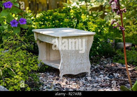 Tabouret maison blanche sur l'arrière-plan de la nature 2018 Banque D'Images