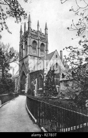 Oxford, Merton 1918 chapelle collage, la ville est connue dans le monde entier comme l'accueil de l'Université d'Oxford, la plus ancienne université du monde anglophone.[11] Les bâtiments à Oxford démontrer exemples notables de chaque période d'architecture anglaise depuis la fin de la période saxonne. Oxford est connue comme la "ville des clochers rêveurs", terme inventé par le poète Matthew Arnold. Oxford a une large base économique. Ses industries sont la fabrication du moteur, de l'éducation, de l'édition et un grand nombre des technologies de l'information fondée sur des données scientifiques des entreprises, certains étant des branches. Banque D'Images