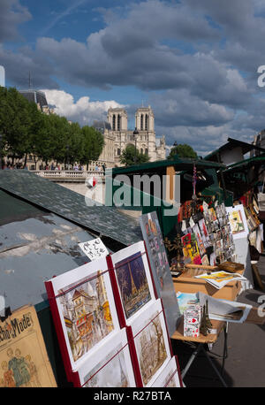 Célèbre Marché du livre de seconde main sur le quai de Seine à proximité de la Cathédrale Notre Dame de Paris, Paris, France. Banque D'Images