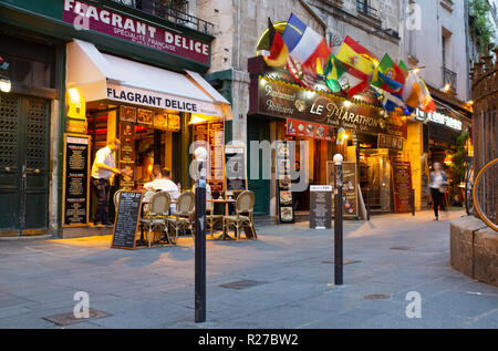 Vue extérieure de restaurants à Saint-Germain-des-Prés au crépuscule, Paris, France Banque D'Images