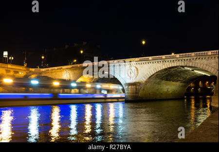 Bateau de tourisme en passant sous le pont Saint-Michel, Seine River ,monogramme 'N' pour Napoléon, Paris, France Banque D'Images