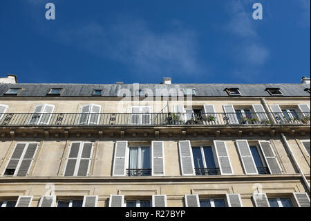 Low angle view of apartment building contre ciel bleu à Paris, France Banque D'Images