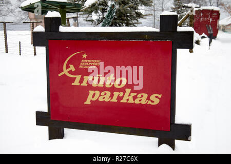 Vilnius, Lituanie - Jan 07, 2011 : Entrée de parc Grutas parkas (Gruto), un jardin de sculptures de statues de l'ère soviétique et une exposition d'autres So Banque D'Images