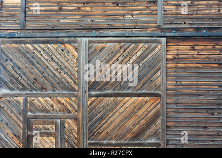 Les panneaux d'extrémité et patiné décoratif mur extérieur d'un bâtiment en bois Banque D'Images
