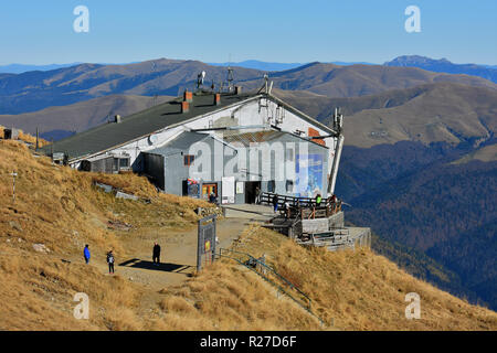 2000 COTA, Sinaia, Roumanie - le 8 novembre 2018. Cota 2000 avec câble et la station de téléphérique dans les Monts Bucegi, Sinaia, Roumanie. Banque D'Images