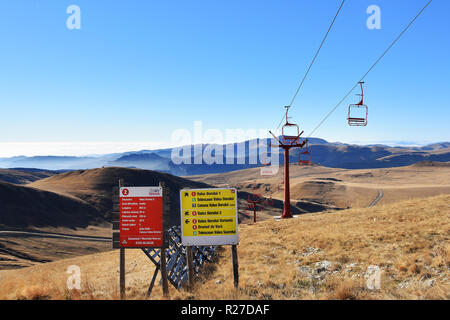 2000 COTA, Sinaia, Roumanie - le 8 novembre 2018. Parc national des montagnes Bucegi Carpates vu de Cota 2000, Sinaia, Roumanie Resort. Banque D'Images