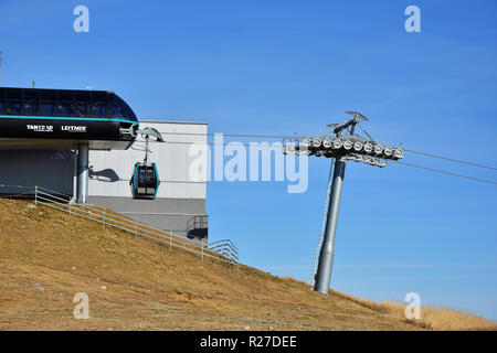 2000 COTA, Sinaia, Roumanie - le 10 novembre 2018. Téléphérique de gondole à Cota 2000 transport station en montagnes de Bucegi, automne, Sinaia Banque D'Images