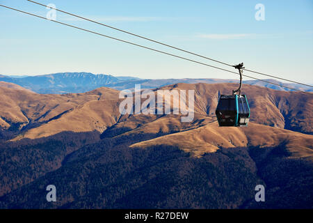 2000 COTA, Sinaia, Roumanie - le 10 novembre 2018. Transport de voiture câble Carp gondole à 2000 m dans les Monts Bucegi, automne, Sinaia, Roumanie Banque D'Images