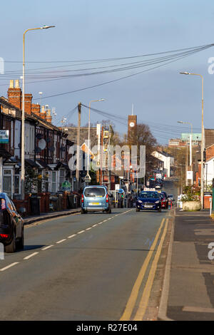 Une rue animée d'Edleston Road, en direction du centre-ville, à Crewe Cheshire Royaume-Uni Banque D'Images