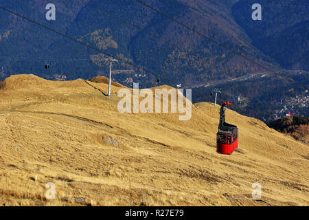 1400 COTA, Sinaia, Roumanie - le 10 novembre 2018. Transport de voiture câble rouge à 2000 m dans les Monts Bucegi, automne, Sinaia, Roumanie Banque D'Images