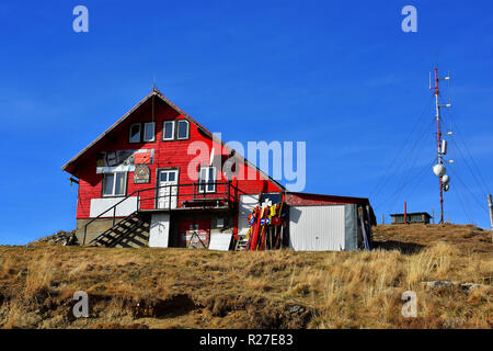 2000 COTA, Sinaia, Roumanie - le 8 novembre 2018. Sauvetage en montagne refuge Cota 2000 sur la montagne Furnica, des montagnes Bucegi, Sinaia, Roumanie Banque D'Images