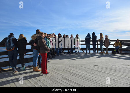 2000 COTA, Sinaia, Roumanie - le 8 novembre 2018. Groupe de touristes à Cota 2000 cabana et câble téléphérique station dans un matin d'automne journée à Monts Bucegi Banque D'Images