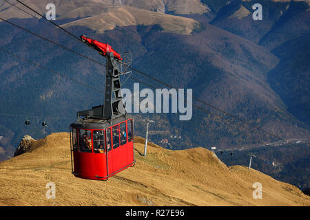 1400 COTA, Sinaia, Roumanie - le 10 novembre 2018. Transport de voiture câble rouge à 2000 m dans les Monts Bucegi, automne, Sinaia, Roumanie Banque D'Images