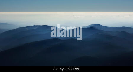 Bleu nature pacifique avec en arrière-plan montagnes de Bucegi en brouillard Carpates vu de Cota 2000, Sinaia, Roumanie resort Banque D'Images