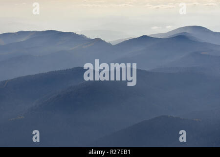 Bleu nature pacifique avec en arrière-plan montagnes de Bucegi en brouillard Carpates vu de Cota 2000, Sinaia, Roumanie resort Banque D'Images