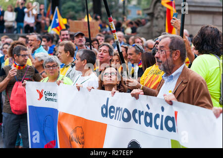 Barcelone, Espagne - 1 octobre 2018 : femme regarde drapeau catalan démocratie holding banner lors de manifestation pour l'indépendance catalane Banque D'Images