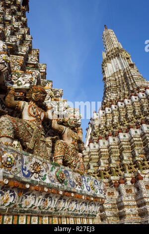 Bangkok, Thaïlande : Wat Arun ou Ratchawaramahawihan Ratchawararam (Temple de l'aube) temple bouddhiste. Initialement construit au 17ème siècle, ses distincti Banque D'Images