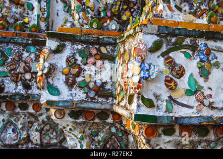 Bangkok, Thaïlande : Détail de la décoration en céramique de Wat Arun ou Ratchawaramahawihan Ratchawararam (Temple de l'aube) temple bouddhiste. Initialement buil Banque D'Images