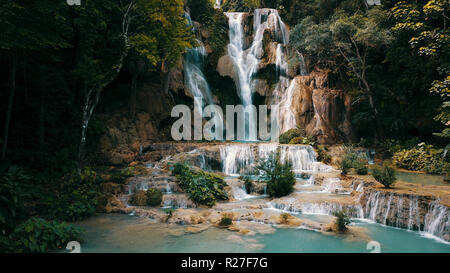 Les Cascades de Kuang Si à Luang Prabang, Laos. Drone longue exposition photo. Banque D'Images