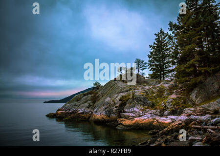 Calme côte canadienne. Moody Vintage Background paysage marin. Côte Rocheuse avance dans la mer au parc Whytecliff près de Vancouver, en Colombie-Britannique. Banque D'Images