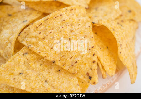 Arrière-plan de tortilla de maïs ou des nachos frits sur feu ouvert. Copier l'espace. Close up. Banque D'Images