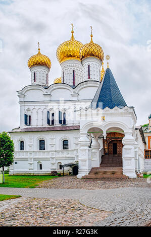 Belle vue de la Sainte Trinité monastère Ipatiev en Russie dans la ville de Kostroma sur la Volga Banque D'Images