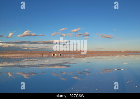 Le plus grand miroir dans le monde, l'effet de miroir sur le Salar de Uyuni en fin de saison des pluies, la Bolivie, l'Amérique du Sud, le 24 avril 2018 Banque D'Images