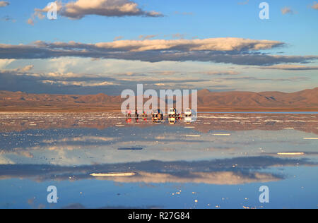 Les gens apprécient les activités sur l'Effet Miroir de Salar de Uyuni à la fin de saison des pluies, la Bolivie, l'Amérique du Sud, le 24 avril 2018 Banque D'Images