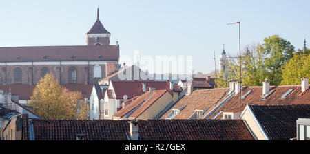 La vue panoramique sur les toits de la vieille ville de Kaunas et le 15e siècle Cathédrale Basilique (Lituanie). Banque D'Images