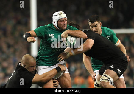 Rory l'Irlande mieux abordés par Owen Franks de la Nouvelle-Zélande (à gauche) et Brodie Retallick match international au cours de l'automne à l'Aviva Stadium de Dublin. Banque D'Images