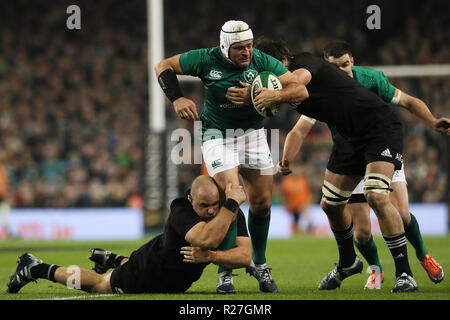 Rory l'Irlande mieux abordés par Owen Franks de la Nouvelle-Zélande (à gauche) et Brodie Retallick match international au cours de l'automne à l'Aviva Stadium de Dublin. Banque D'Images