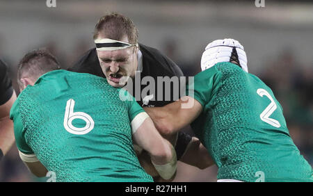 New Zealand's Sam Whitelock est abordée par l'Irlande's Peter O ?Mahony et Rory Best (c) pendant l'automne de l'International match à l'Aviva Stadium de Dublin. Banque D'Images