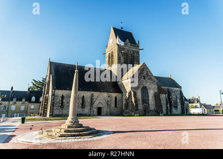 La célèbre église avec le manequin de brasure sur le clocher de St Mère Eglise en Normandie Banque D'Images