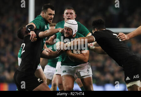 Rory l'Irlande mieux abordés par la Nouvelle-Zélande Ryan Crotty(à gauche) et Ardie Savea match international au cours de l'automne à l'Aviva Stadium de Dublin, Banque D'Images