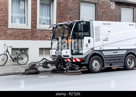 Allemagne, Münster, le 5 octobre 2018 : un camion spécial ou le nettoyage des rues en véhicule le long de la route et nettoie la rue à partir de la saleté et de la poussière. Banque D'Images