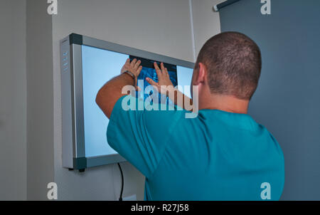 Médecin se dresse sur un fond propre Banque D'Images