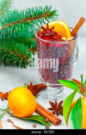 Vin rouge vin chaud traditionnel de Noël avec la cannelle, la cardamome et la badiane, les oranges, les tangerines et les canneberges sur une vieille table lumineuse. boisson chaude pour Banque D'Images