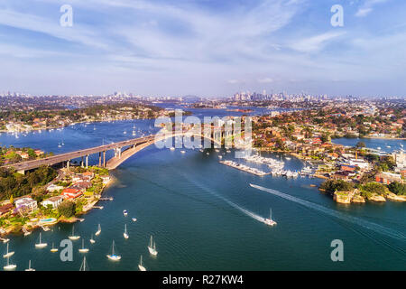 Gladesville bridge voyage Parramatta River dans la région de Sydney ouest avec vue lointaine de la ville CBD sur l'horizon. Bateaux et yachts de vitesse sont sur la Banque D'Images