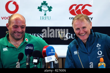 L'Irlande l'entraîneur-chef Joe Schmidt (à droite) et le capitaine Rory Best lors d'une conférence de presse après la victoire sur la Nouvelle-Zélande à l'automne match international à l'Aviva Stadium de Dublin. Banque D'Images