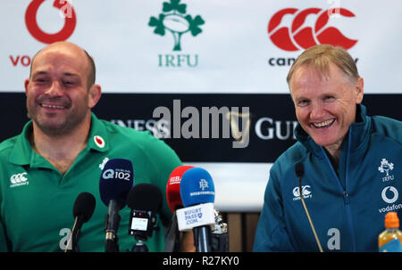 L'Irlande l'entraîneur-chef Joe Schmidt (à droite) et le capitaine Rory Best lors d'une conférence de presse après la victoire sur la Nouvelle-Zélande à l'automne match international à l'Aviva Stadium de Dublin. Banque D'Images