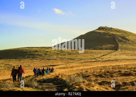 Groupe de marcheurs et de ramblers marchant vers le sommet du site de Cheshire de la colline de Shutlingsloe l'un des plus hauts points dans Cheshire Banque D'Images