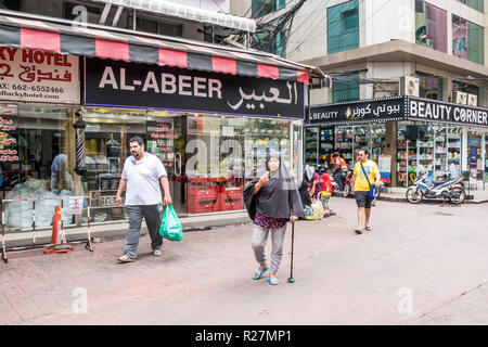 Bangkok, Thaïlande - 5 octobre 2018 : une femme musulmane marche le long de la rue Arabe. La région est bien connue pour les pays arabes. commerces et entreprises Banque D'Images