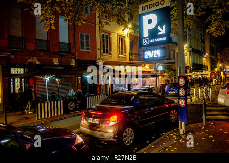 Queing voitures d'entrer dans le parking à étages à la place des Carmes, Toulouse, France Banque D'Images