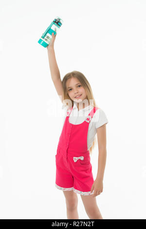 Soulever la bouteille d'eau de l'enfant isolé sur blanc. Petite fille tenir bouteille plastique dans la main. La soif et la santé. L'enfance. Seule l'eau propre et fraîche. Rester hydraté et en santé. L'eau potable pour la santé. Banque D'Images