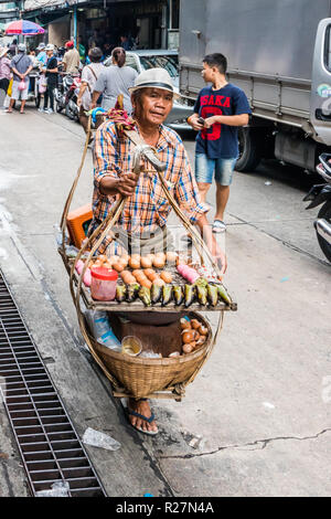 Bangkok, Thaïlande - 6 octobre 2018 : Un vendeur de rue, la vente des oeufs marche dans la rue, il y a encore de nombreux vendeurs de rue dans la ville. Banque D'Images