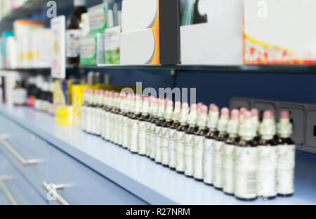 Droit de médicaments qui se trouvent dans les placards sur les étagères dans le département pharmaceutique Banque D'Images