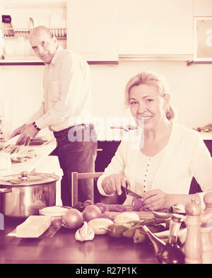 Personnes âgées happy smiling couple attrayant à la cuisine équipée Banque D'Images