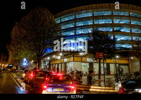 Queing voitures d'entrer dans le parking à étages à la place des Carmes, Toulouse, France Banque D'Images